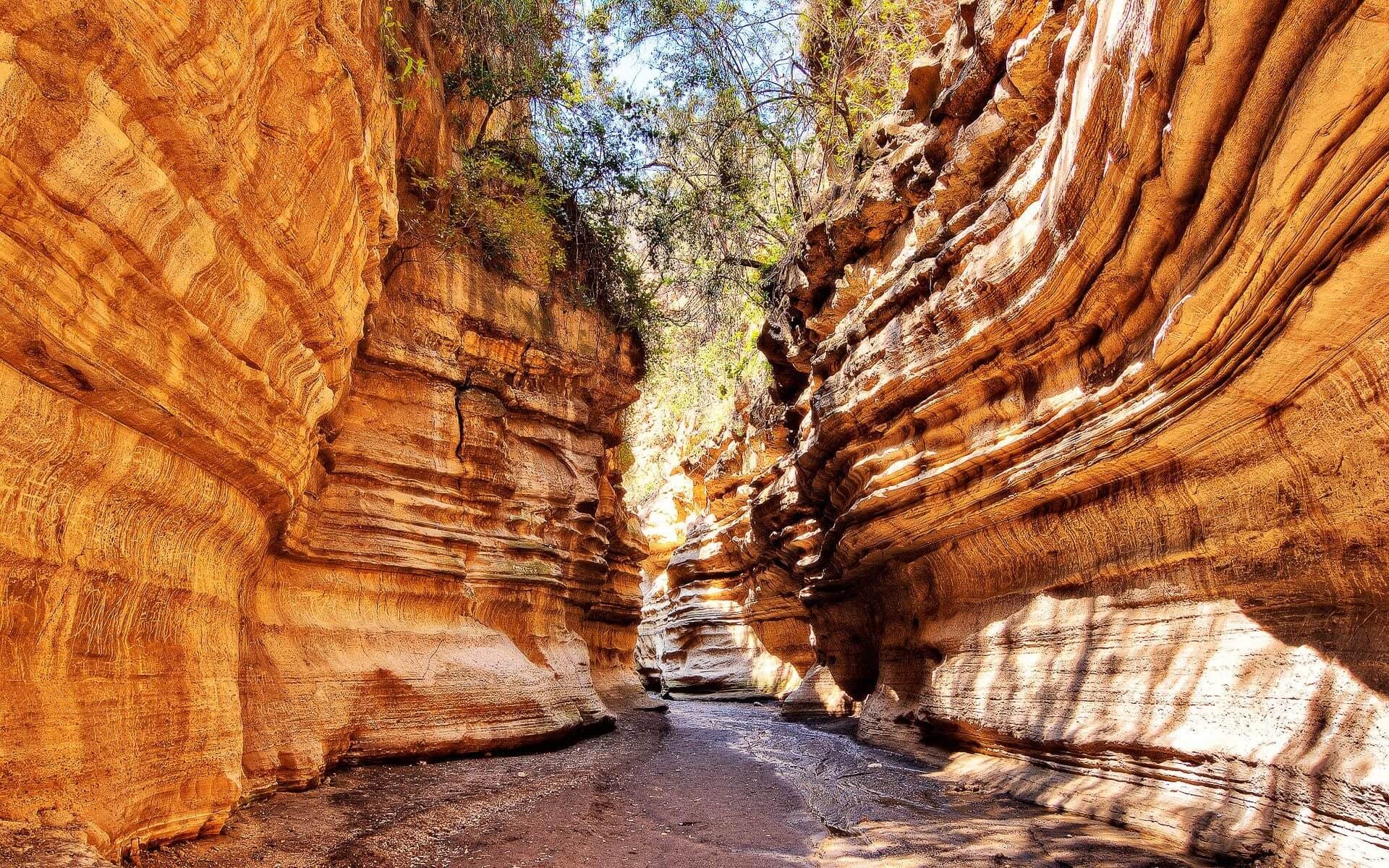 The narrow orange sandstone walls of the gorge at Hell's Gate